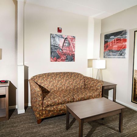 Best Western Plus Sandusky Hotel & Suites Exterior photo